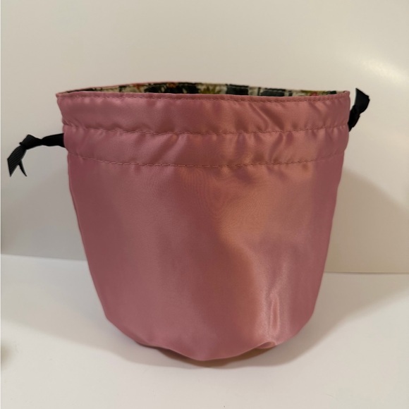 Gucci Pink Floral Pouch or Makeup Bag NWT - Picture 3 of 10